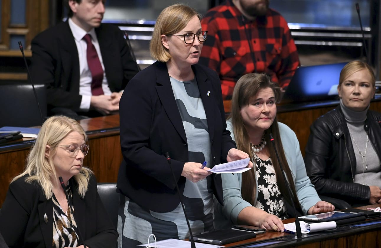 Kaisa Juuso (ps.) näkee ensimmäisen sairauslomapäivän palkattomuuden ongelmallisena nimenomaan hoitoalalle. Kuva huhtikuulta eduskunnasta. LEHTIKUVA / HEIKKI SAUKKOMAA