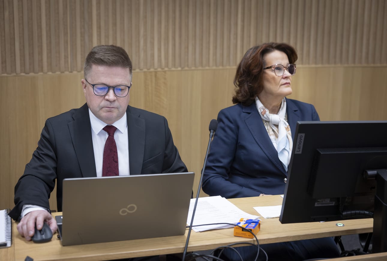 Oulun kaupungin entinen kaupunginjohtaja Päivi Laajala kiisti tiistaina oikeudessa jyrkästi syyttäjien väitteet siitä, että Matinheikin varoituksella olisi pyritty peittelemään hänen väärinkäytöksiä isommalta julkisuudelta. Vasemmalla Laajalaa avustava asianajaja Pasi Hagman.