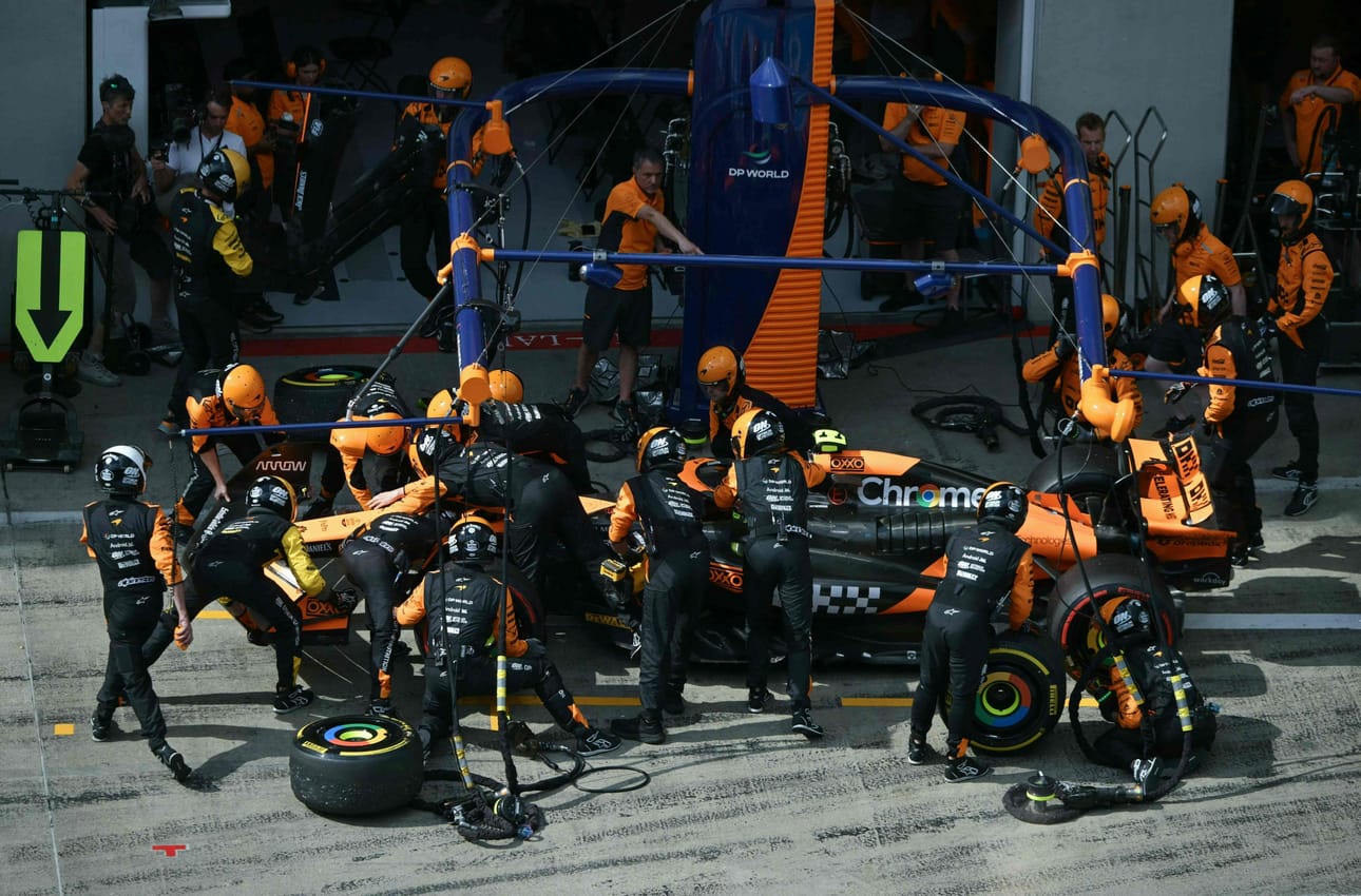 Max verstappenin kanssa kolaroinut Lando Norris joutui lopulta keskeyttämään. LEHTIKUVA/AFP