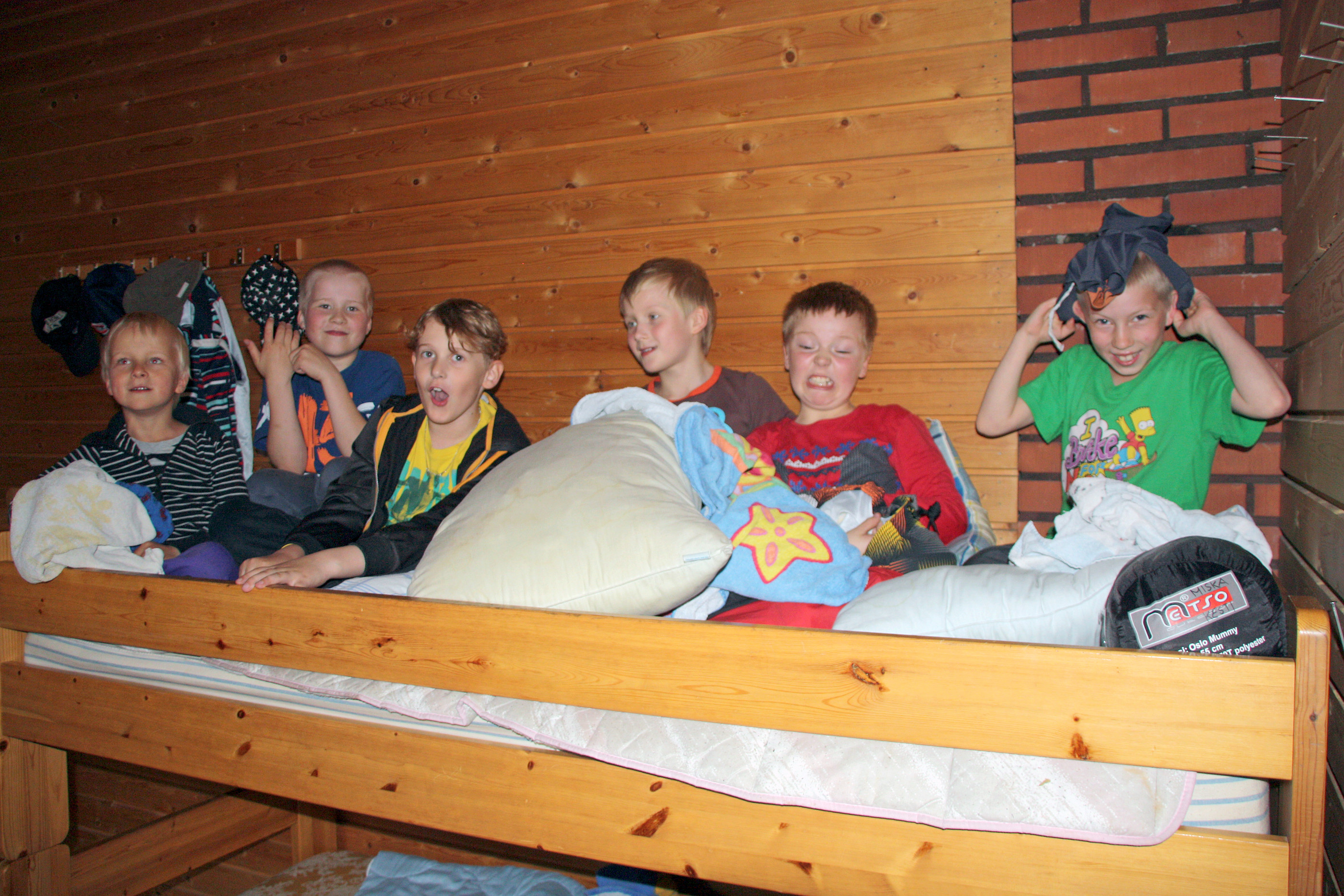 Elia, Otto, Eeli, Lauri, Tommi ja Miska malttoivat esitellä tupaansa  ja kiipesivät yhdessä tuumin yläpunkalle. Vaikka puheessa vilahteli pleikkarit sun muut, ei niitä onneksi kaivattu.