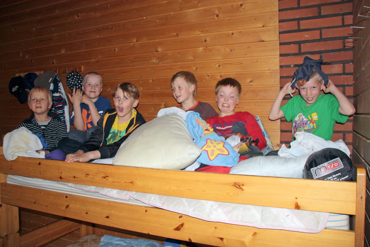 Elia, Otto, Eeli, Lauri, Tommi ja Miska malttoivat esitellä tupaansa ja kiipesivät yhdessä tuumin yläpunkalle. Vaikka puheessa vilahteli pleikkarit sun muut, ei niitä onneksi kaivattu.