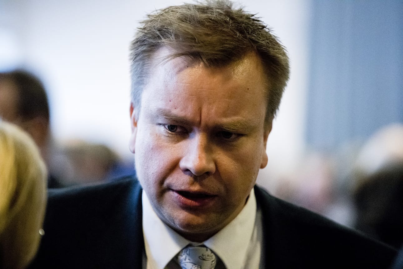 Keskustan eduskuntaryhmän puheenjohtaja Antti Kaikkonen sai Simon Elolta (sin.) tiistaina selvityksen sinisten eduskuntaryhmän kannasta sosiaali- ja terveydenhuollon uudistukseen.