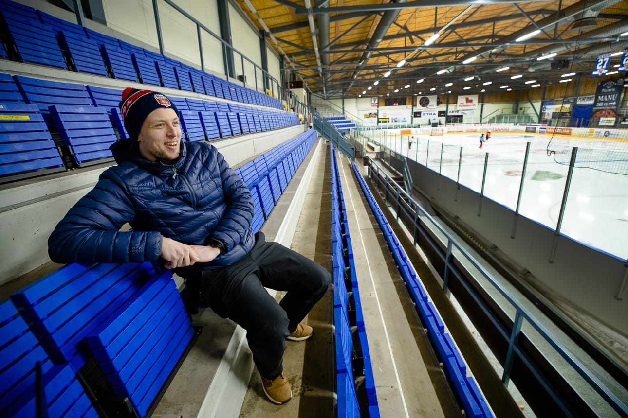 Teemu Vääräkoskelle tämä halli on tullut varsin tutuksi, mutta haastattelutilanteessa hän istui ensimmäistä kertaa uusituilla penkeillä.