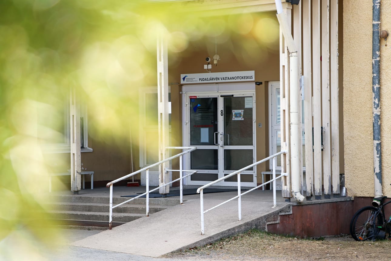 Pudasjärven vastaanottokeskuksen pihamaalla on arkipäivisin hiljaista, sillä pääasiassa lapset ovat koulussa ja aikuiset opiskelemassa. Tämän vuoden aikana tilat tyhjenevät, kun toimipisteen toiminta lakkautetaan Maahanmuuttoviraston säästötoimenpiteenä.