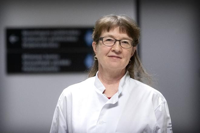 Sairaala-apteekkari Päivi Tiippana kertoo, että rokotteen levittämiseen ympäri maakuntaa liittyy valtavasti logistiikkaa. Kuva: Jouko Hänninen