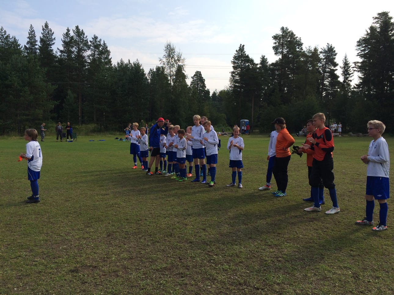 PaKa:n poikien peli kulki alkulohkossa. Pojat antoivat aplodit vastustajalleen voittoisan PJK-pelin jälkeen.