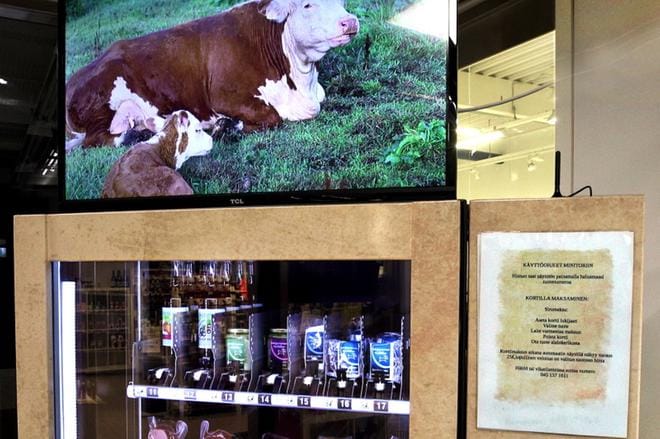 Muun muassa tuoretta lihaa ja mehuja löytyi kauppakeskus Lehtisellä sijaitsevasta ruoka-automaatista. KUVA: JOUKO HÄNNINEN