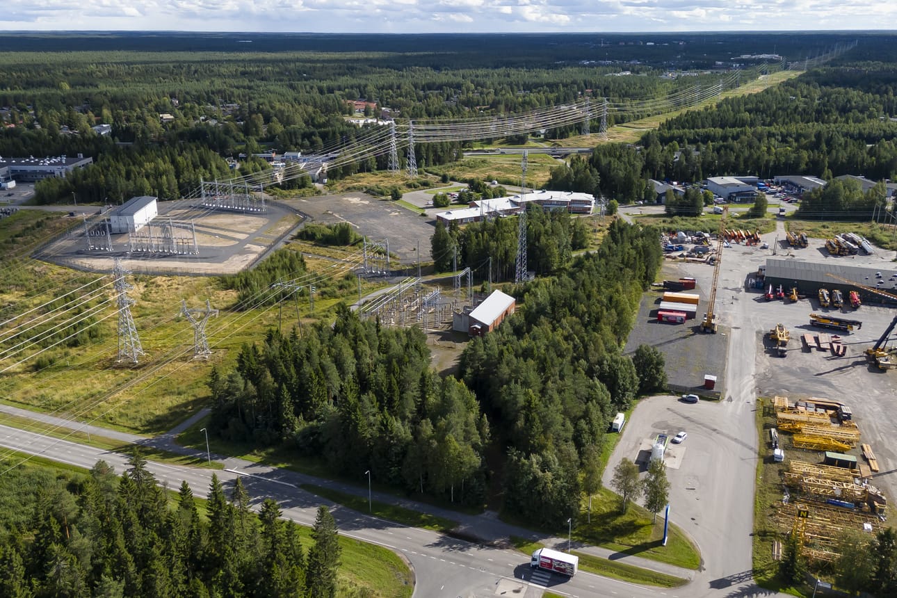Green Grid Labs Finland haluaa vetää 20 kilovoltin maakaapelin metsikön läpi yritystontilta sähköasemalle. Finngridin voimajohdot kulkevat aivan alueen vieressä.