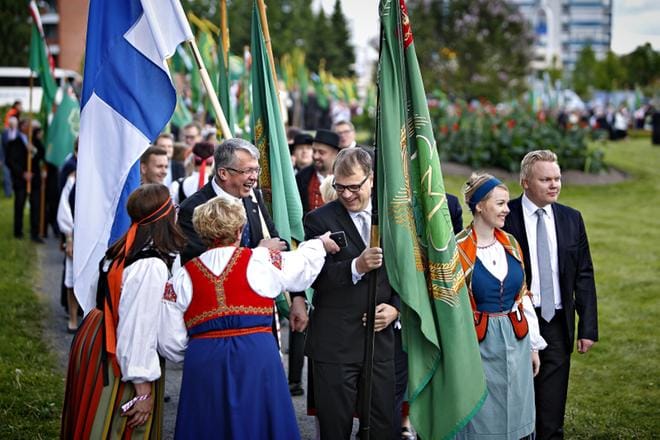 Nykyinen elinkeinoministeri Katri Kulmuni (toinen oikealta) kantoi puolueen lippua keskustan puoluekokouksessa Seinäjoella kesällä 2016. KUVA: TOMI KOSONEN