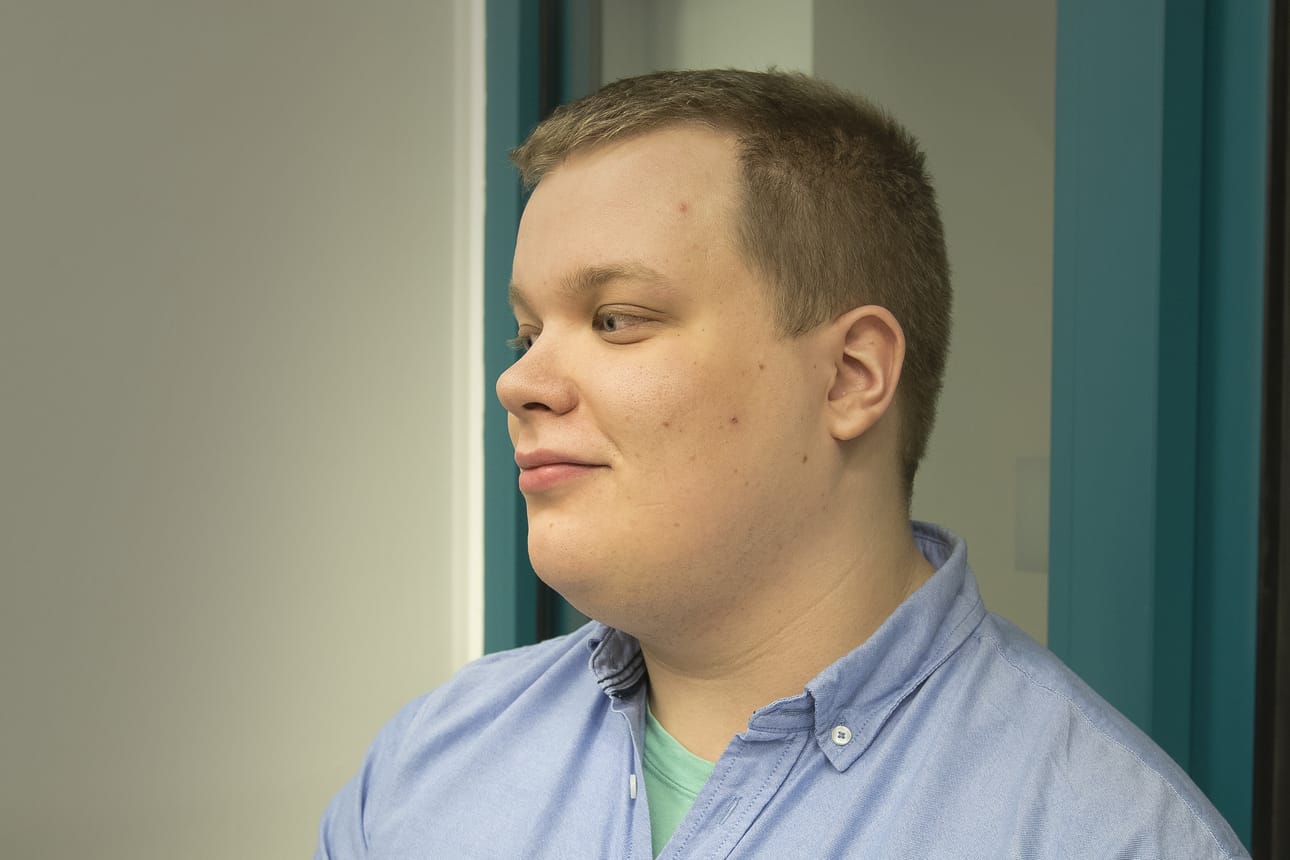 Hyvinvointikuntayhtymän aulahenkilö Tuomo Laurila opastaa NeuvoRassiin saapuvia asiakkaita. Tiistaina hän oli mukana joulujuhlajärjestelyissä.