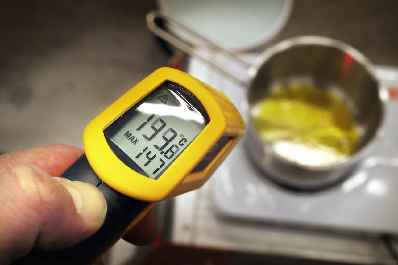 Kuuma mehiläisvaha ja sokeri voivat pahimmillaan aiheuttaa kolmannen asteen palovamman iholle osuessaan.