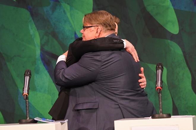 Suomi on aktiivinen isäntä, vaikka vaalikeskusteluista perinteinen ulkopolitiikka katosi. Väistyvä ulkoministeri Timo Soini (sin.) halasi Rovaniemen arktisessa ministerikokouksessa Islannin kollegaa Gudlaugur Thor Thordarsonia. KUVA: KIMMO BRANDT