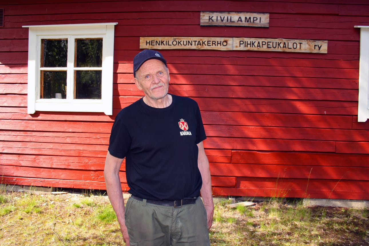 Tuomo Leinonen johtaa jo neljättätoista vuotta Henkilökunta Pihkapeukaloita, joka omistaa Kivilammen eräkämpän Taivalkosken pohjoiskolkassa. Kämppäkartanosta on Posion rajalle alle kaksi kilometriä.