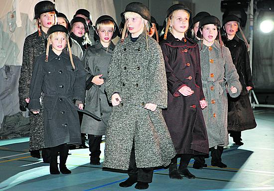 Sotajoulukuu-oopperassa lapset esiintyivät solisteina ja kuorolaisina rooleissa. Pääsolistit, pianisti, puvustus ja lavastus tulivat Kansallisoopperasta.