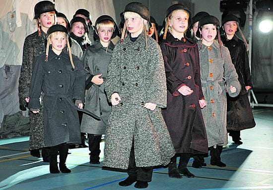 Sotajoulukuu-oopperassa lapset esiintyivät solisteina ja kuorolaisina rooleissa. Pääsolistit, pianisti, puvustus ja lavastus tulivat Kansallisoopperasta.