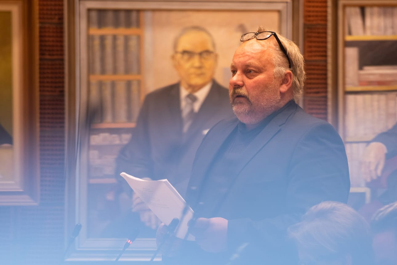 Veli Määttä (kesk) piti vuokramallin valmistelua parlamentaarisesti puutteellisena. Kuvassa oleva Joukamo Kortesalmi (ps) äkkäsi kysyä mukaanpääsyä. Raatikainen (vas) piti parlamentaarisen valmistelun ehtona Kortesalmen mukanaoloa.