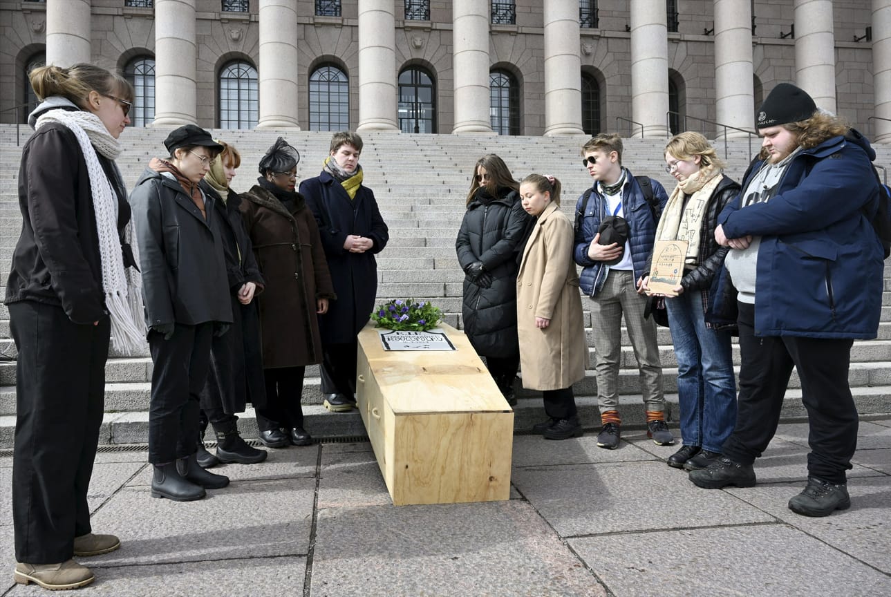 Opiskelijat surivat yhdenvertaisen koulupolun kuolemaa mielenosoituksessa eduskunnan edessä Helsingissä keskiviikkona.