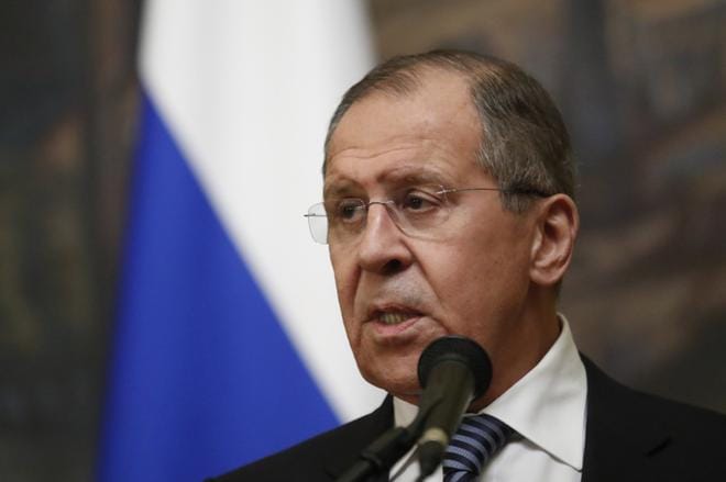 Venäjän ulkoministeri Sergei Lavrov puhui torstaina medialle Moskovassa siitä, miten Venäjä aikoo vastata diplomaattiensa karkotuksiin. KUVA: Sergei Chirikov / EPA