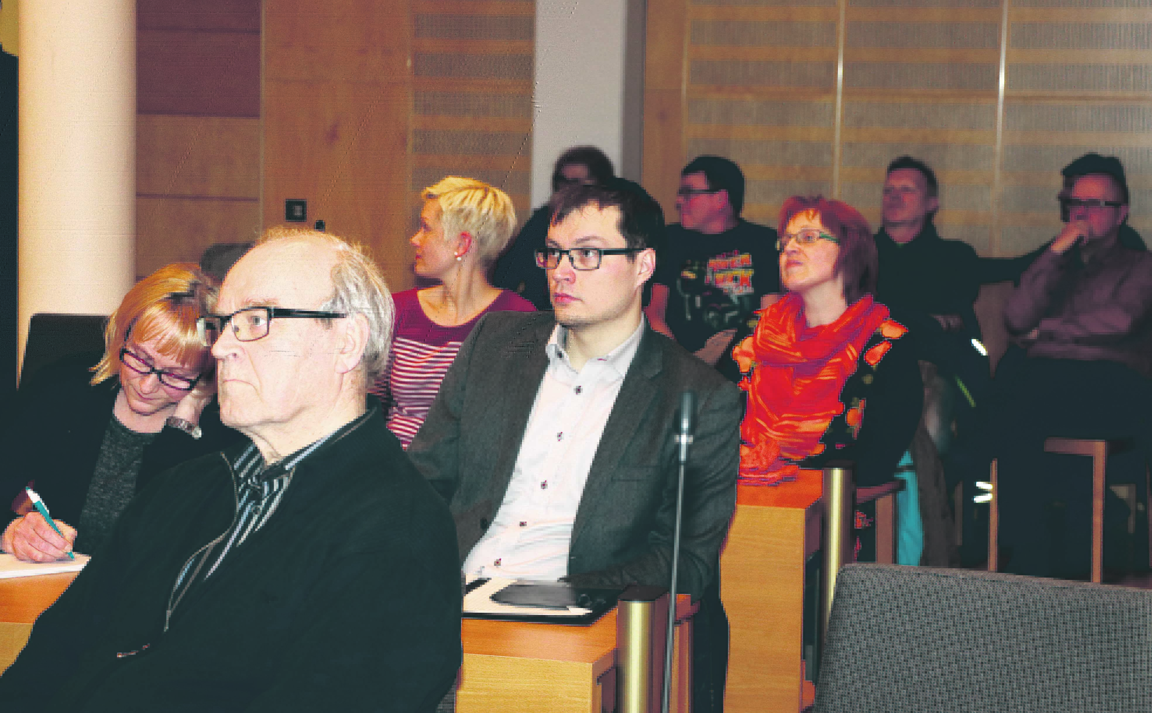 Teuvo Räihä (etualalla) oli monen muun tavoin huolissaan kasvavista liikennemääristä ja     turvallisuudesta Niittyrannantiellä.