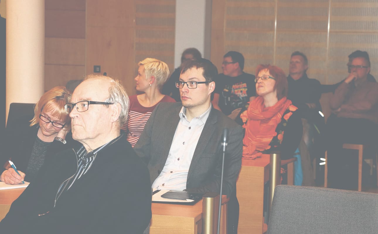 Teuvo Räihä (etualalla) oli monen muun tavoin huolissaan kasvavista liikennemääristä ja turvallisuudesta Niittyrannantiellä.