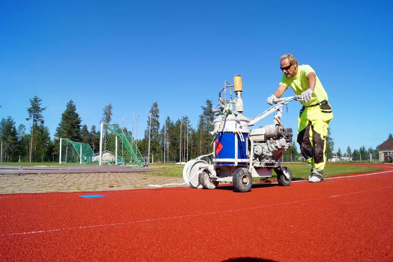 Ratamerkintöjen teossa urakoi tiistaina Tielinja Oy:stä Pertti Suomela 40 vuoden kokemuksella. Hän sanoi kiertävänsä Suojalinnan rataa työkseen jo kolmatta kertaa.