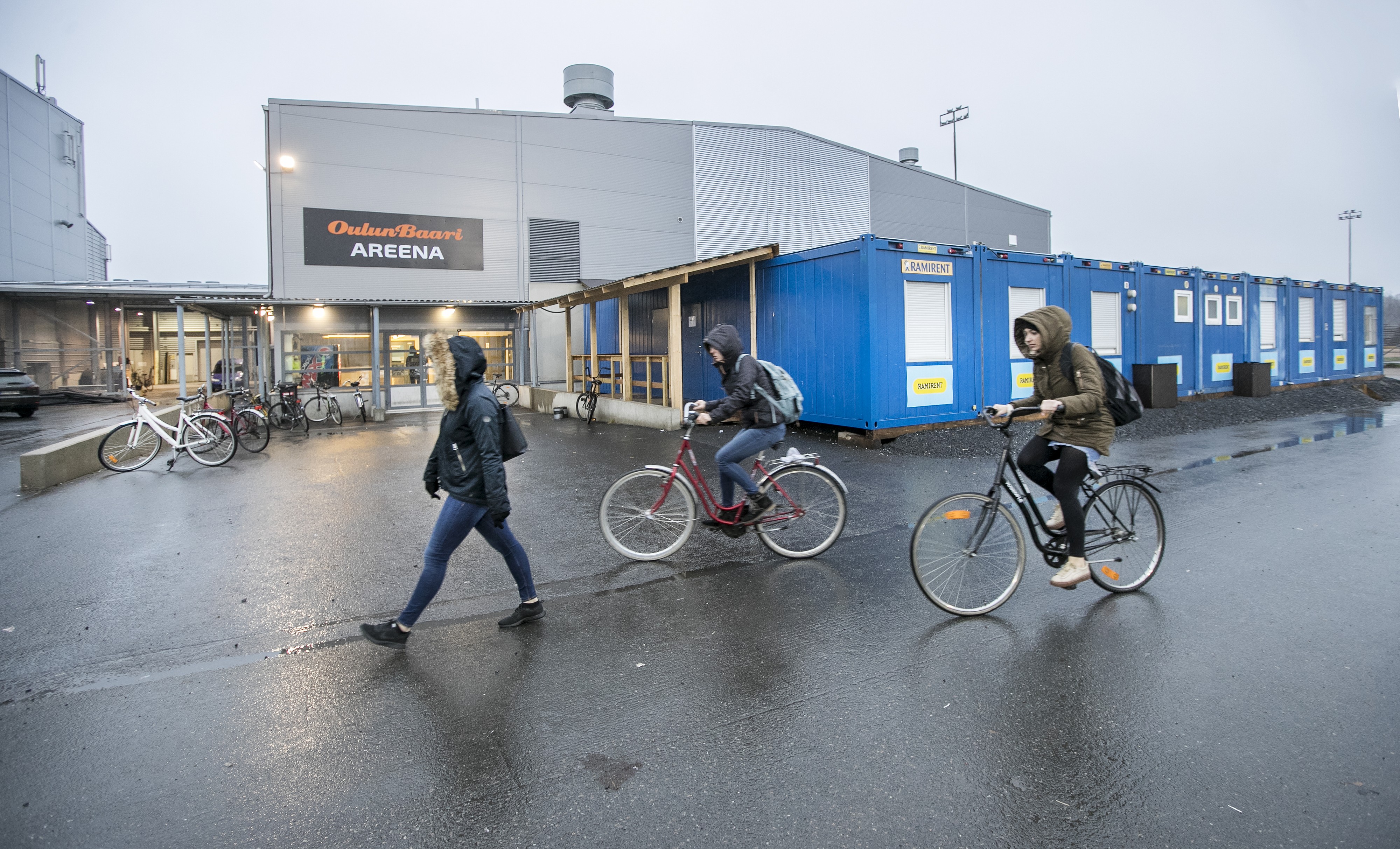Pukukoppien väistötilat on tehty yhdistettyihin työmaaparakkeihin.