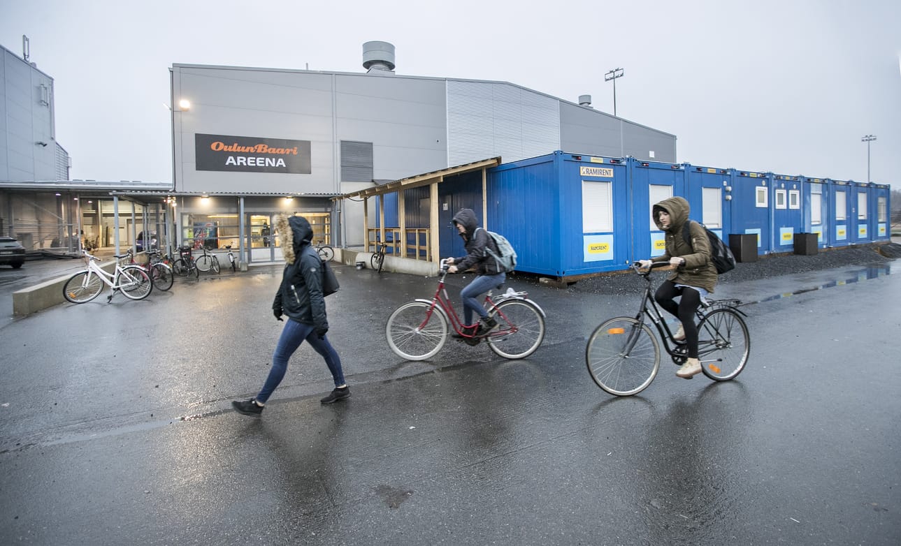 Pukukoppien väistötilat on tehty yhdistettyihin työmaaparakkeihin.