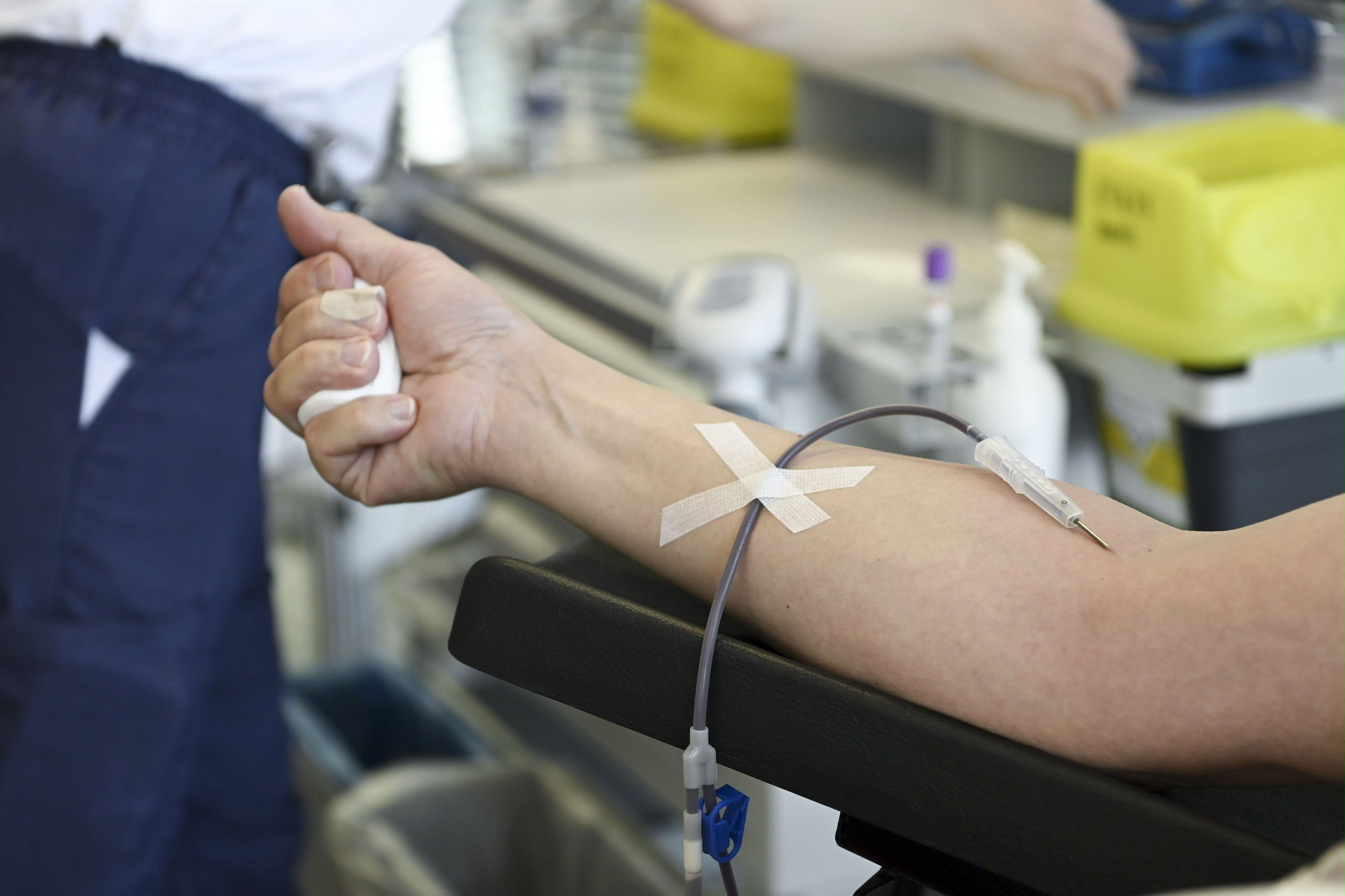 Miesten välinen seksi ei kohta enää ole este verenluovutukselle – määräys voimaan tänään ja käytäntöön loppuvuoden aikana