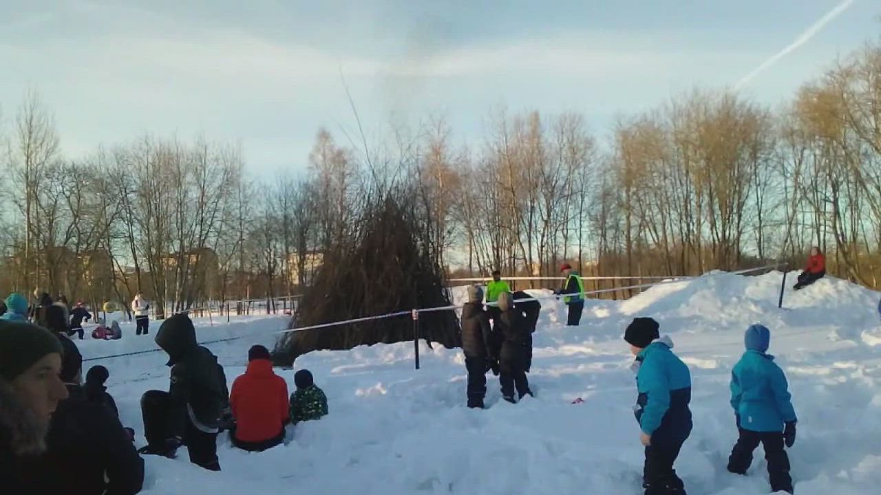 Perinteinen pääsiäiskokko sytytettiin Oulun Lammassaaressa