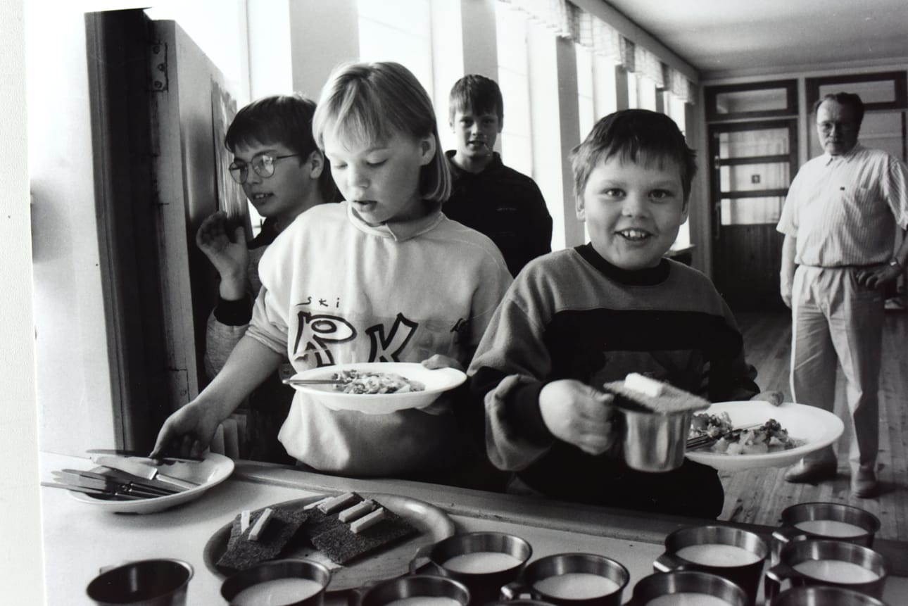 Kouluruokailukuva Heikkilän koululta 1990-luvun alusta. Taustalla opettaja Haaranen. Edessä Harri Määttä, Kaisa Heiskanen, Risto Heikkilä ja Henri Hentilä.