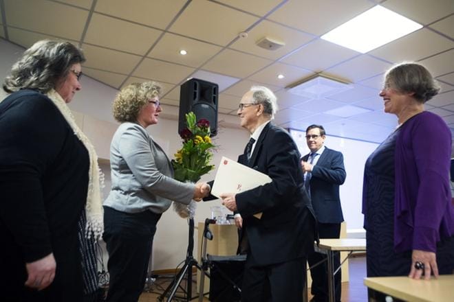 Pohjanmaan liiton kulttuurilautakunnan puheenjohtaja Oili Airaksinen-Rajala ja kulttuuripäällikkö Tarja Hautamäki ojensivat palkinnon. KUVA: JARNO PELLINEN