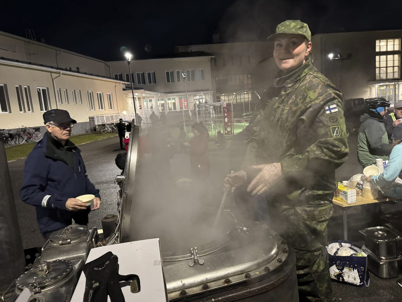 Soppatykki oli yksi illan suosituista tukikohdista. Sara Marjakankaan jakama hernekeitto kehuttiin hurjan hyväksi.