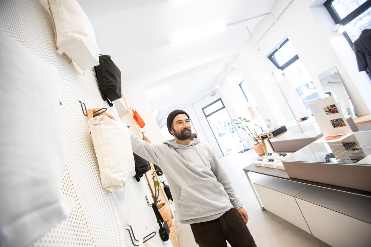 Christian Huemer myy laukkuja ja vaatteita Wienin trendikkäässä Neubaun kaupunginosassa. Hän sanoo, että voisi asua missä päin kaupunkia tahansa.