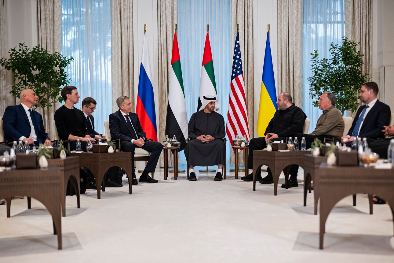 Arabiemiraattien presidentti Sheikh Mohamed bin Zayed al-Nahyan (keskellä) isännöi kolmikantaneuvotteluja.
