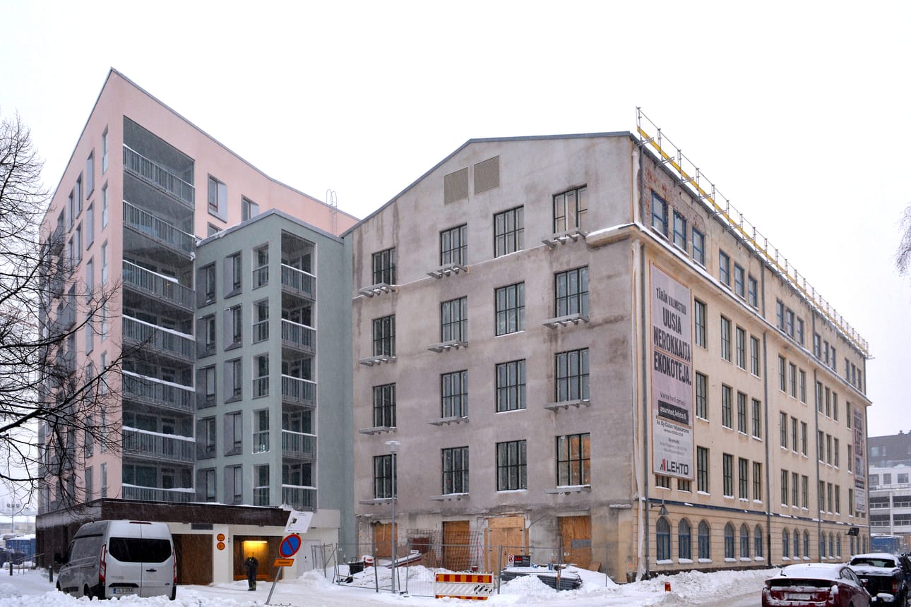 As Oy Oulun Valjaskartano on ensimmäinen valmistunut uudisrakennus täysin muuttuvassa korttelissa. Vanha valjastehtaan rakennus, jonne sanerataan asuntoja, odottaa vielä julkisivurappausta.