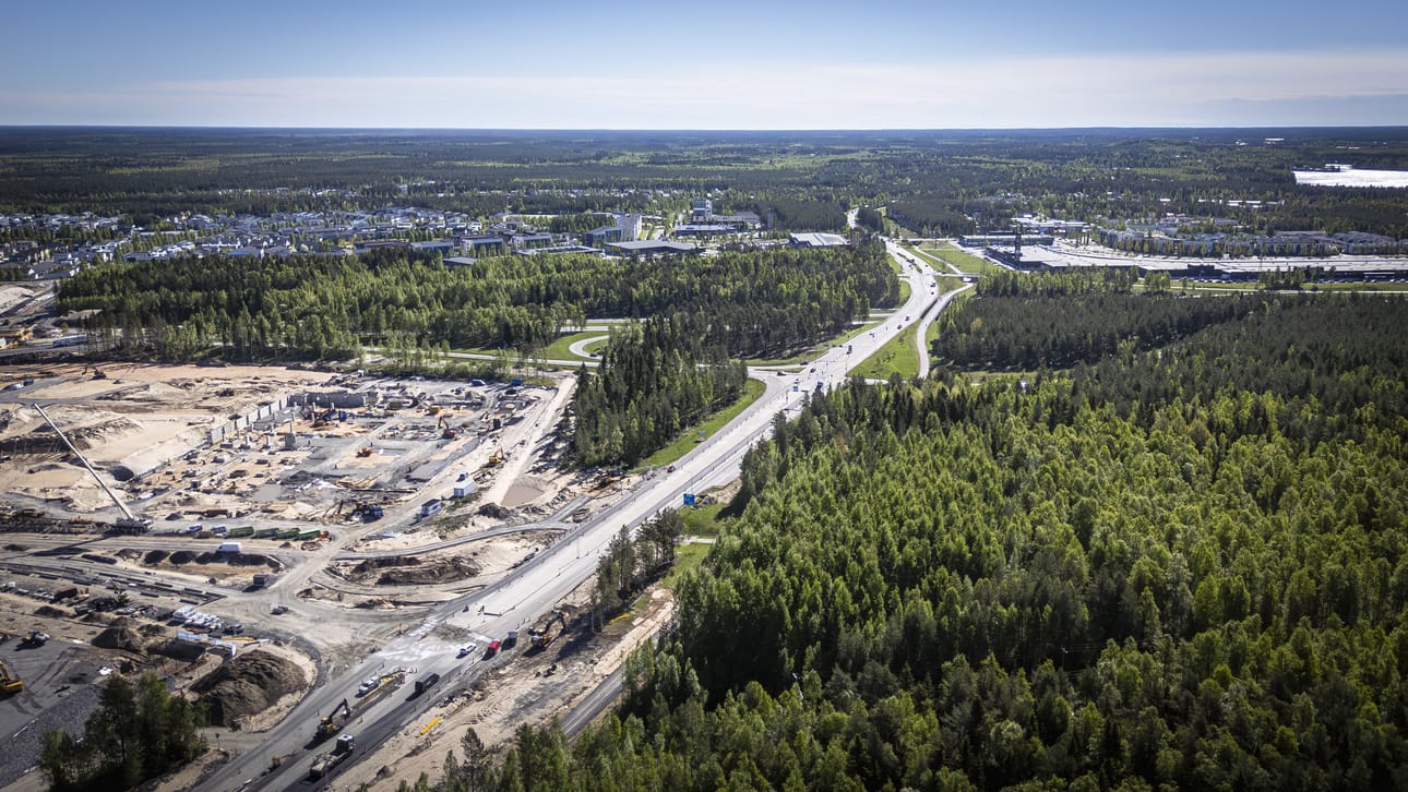 Ritaharjun tulevaa kauppakeskusaluetta rakennetaan kovaa vauhtia. Se sijaitsee aivan Pohjantien varressa.