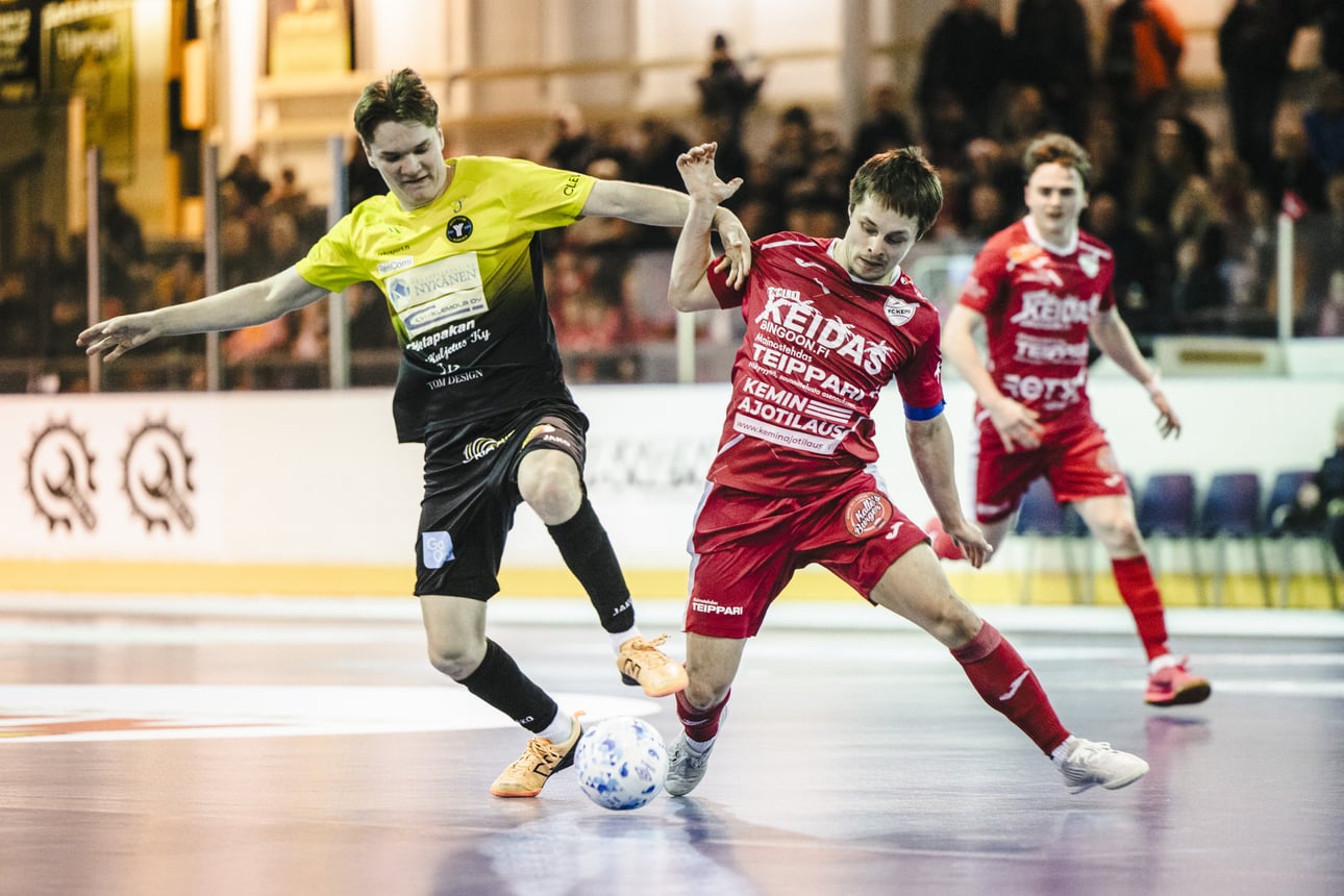 FC Kemille ei ollut tarjolla työvoittoa – Akaa Futsalin Bob Henrique ratkaisi finaaliavauksen iskemällä voittomaalin 12 sekuntia ennen loppua