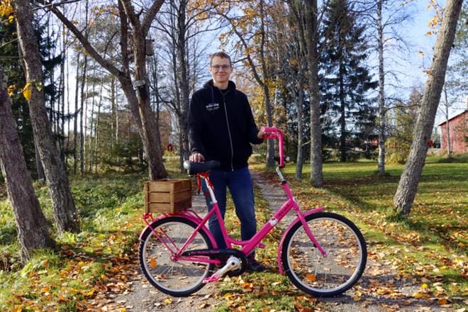 Jarkko Hietamäki pyöräilee itse tuunaamillaan polkupyörillä. Uusin valmistunut projekti on viimeistelty Hello Kitty -teemalla. KUVAT: JARMO PANULA