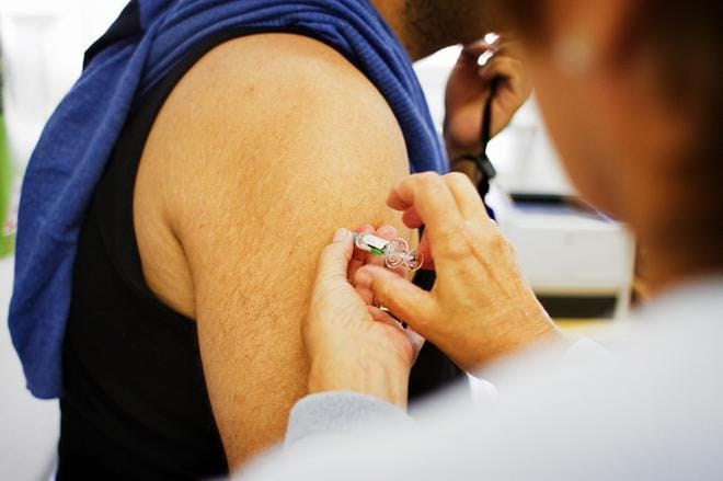 Muutama sata riskiryhmäläistä sekä kolmasosa sosiaali- ja terveydenhuollon opiskelijoista jää ilman influenssarokotetta Vaasassa. Arkistokuva: Beni Köhler