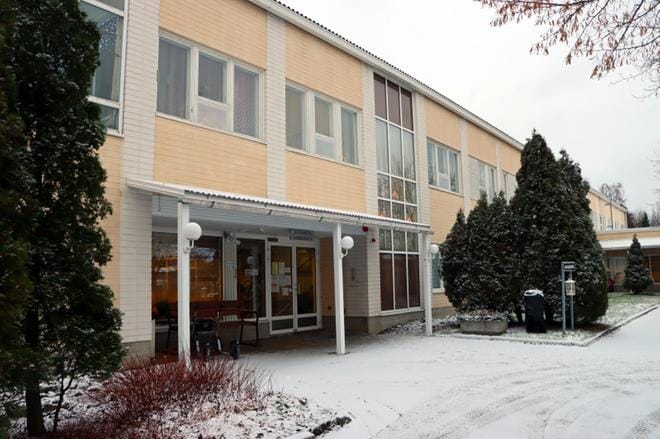 Koronarokotetta tarjotaan ensimmäisen niille sote-alan ammattilaisille, jotka työskentelevät koronapotilaiden kanssa tai hoivakodeissa. KUVA: JARMO PANULA