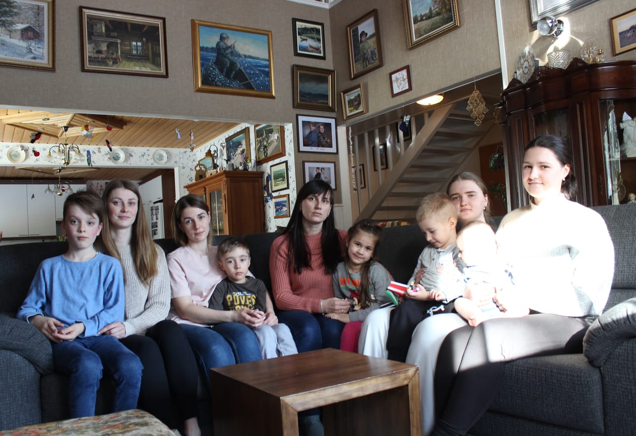 Tetiana ja Artem Zaberezha (vas.), Kateryna ja Matvii Smolnytska, Iryna ja Sofiia Volynets, Anastasiia Kirieiva ja Timofii Smolnytskyi sekä Natalia ja Olga Kornachuk Nummeloiden olohuoneessa.