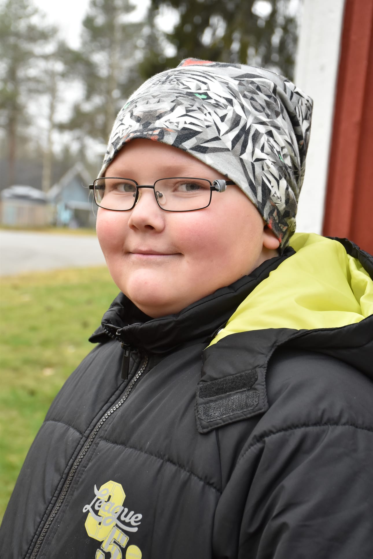 1. Mummin kanssa teen ruokaa ja kotitöitä. Papan kanssa käyn kalassa ja navetassa. 2. Pappani ampui karhun. Se oli iso karhu. 3. Opin ajamaan mönkijällä. Opetin mummille ja papalle taikatempun. 4. He ovat yhtä tärkeitä kuin vanhemmat. Toni Kämäräinen