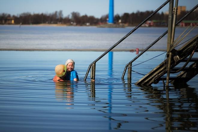 Piskuinen nelivuotias Thelma Ekholm rakastaa jäistä vettä. Kylpylässäkin hän hakeutuu aina kylmään altaaseen. Äiti epäili lapsella jo kilpirauhasen liikatoimintaa. KUVAT: JARNO PELLINEN