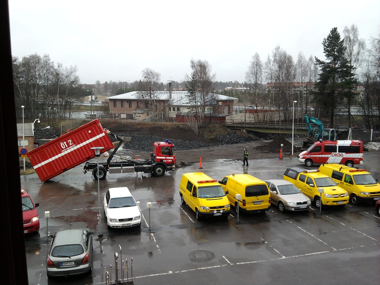 Palokunta ja Laanilan Voiman henkilökunta torjuivat öljyvuodon vahinkoja perjantaiaamuna.