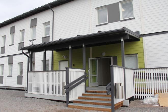 Alahärmän alakoulu on jo siirretty väistöön koulun tontille vuokrattuun moduuliin. Väistötilat alkavat olla kortilla Kauhavalla. Alahärmän yläkoulua ja lukio-kirjastorakennusta tiivistyskorjataan väliaikaisesti kesällä, jotta koulua voidaan jatkaa tiloissa syksyllä. ARKISTOKUVA: MIA KÄRKKÄINEN