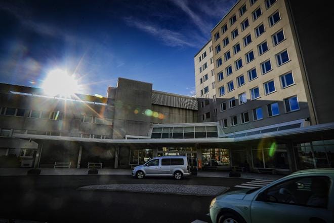 Vaasan keskussairaalan konehuoneen kattoluukun jäi auki, jolloin lumi pääsi satamaan sisään. ARKISTOKUVA: MAIJA SAANIO