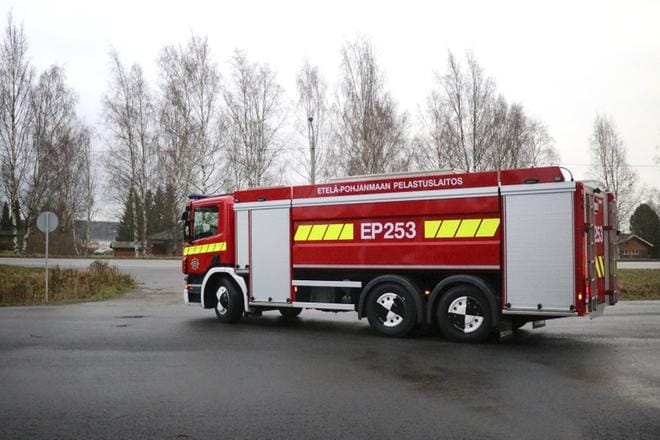 Vuosimallin 2010 Scania muuttui jurvalaisten käsissä säiliöautoksi Lappajärven paloasemalle. Auto luovutettiin perjantaina. KUVA: JOHANNA KATAJA