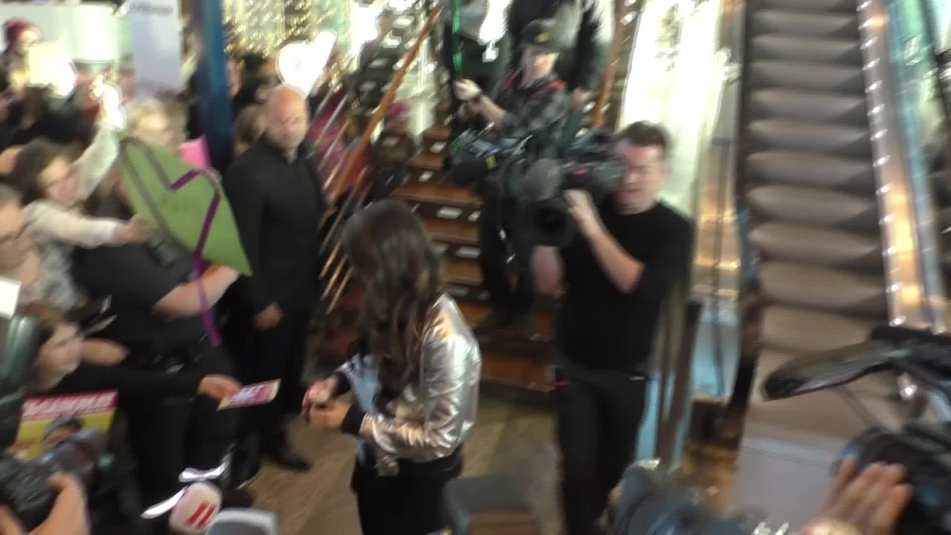 Saara Aalto tapasi fanejaan Helsinki-Vantaan lentokentällä