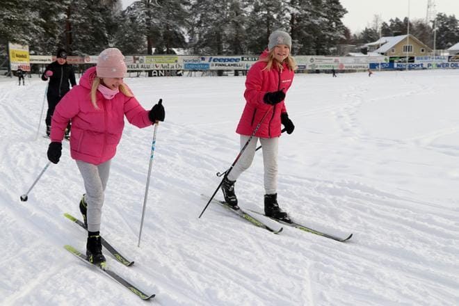 Josefiina Lassila ja Aino Tallbacka hiihtivät ympäri Kitron stadionia hyvillä mielen.