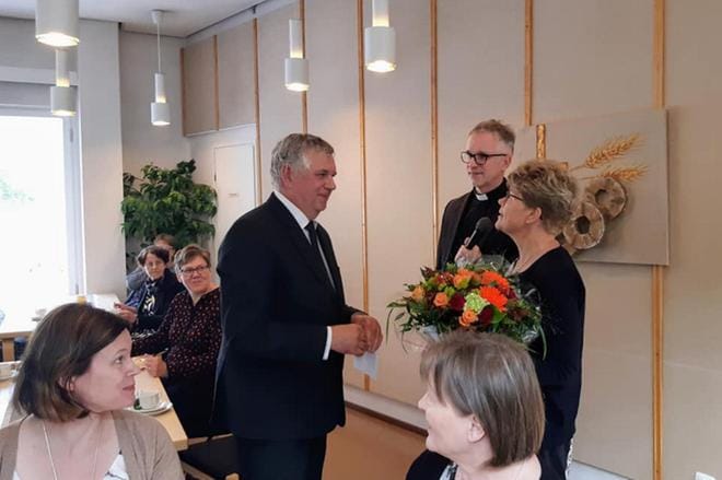 Eläkejuhlahetkeä seurakunnan kanssa viettävä Kullervo Ketonen kiitti Alajärven seurakuntaa antoisasta työrupeamasta ja toivotti kaikki Jumalan siunausta. KUVA: TIINA AKOMEAH